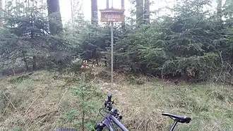 Schild mit Höhenangabe auf dem Windhahngipfel