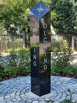 Windrose auf Gedenkstele zur Gebietsreform am geographischen Mittelpunkt der Gemeinde Olching 48.21015911.347556