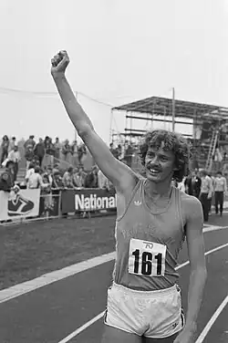 Schwarzweißfoto von Schulting im Vereinstrikot mit weißer Hose. Als Jubelpose hat er den rechten Arm erhoben und die Faust geballt.