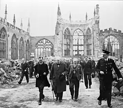 Winston Churchill in der Ruine der alten Kathedrale (1941)