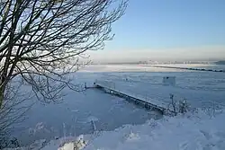 Zugefrorener Stausee