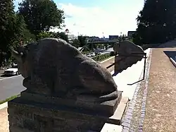 Wisente auf der Freitreppe der Kunsthalle zu Kiel