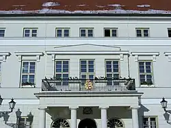Rathausbalkon mit historischem großen Stadtwappen nach der Schwedenzeit