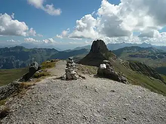 Auf dem Gipfel des Wissmilen, dahinter der Spitzmeilen