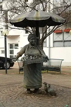 Marktfrau-Skulptur am Marktplatz