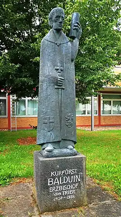 Steinfigur um 1965 in Wittlich, Kurfürst-Balduin-Realgymnasium