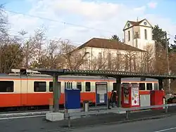 Perron der Bremgarten-Dietikon-Bahn auf dem Vorplatz, dahinter die reformierte Kirche
