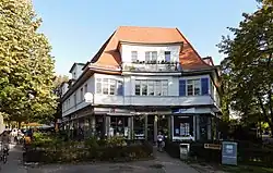 Wohn- und Geschäfts­haus, Königin-Luise-Straße 38, Berlin-Dahlem