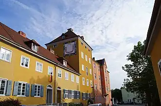 „Turmhaus“ mit Sonnenuhr in der Albert-Fellert-Straße