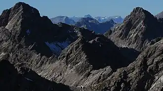 Woleggleskarspitze aus Nordosten mit Noppenspitze und Kreuzkarspitze