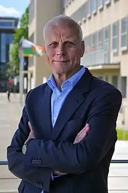 Bild des Abgeordneten des Sächsischen Landtages Wolf-Dietrich Rost vor dem Landtagsgebäude.