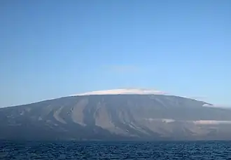 Der Vulkan Wolf vom Meer aus gesehen