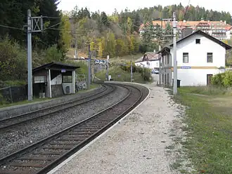 Bahnhof Wolfsbergkogel im Vordergrund. Dahinter Kurhaus Semmering mit Anhöhe zum Wolfsbergkogel