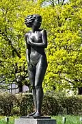 Mädchen im Wind, Bronzestatue am Mythenquai von Otto Münch, wahrscheinlich 1935–1936[15]
