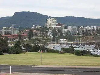 Mount Keira vom Hafen Wollongong