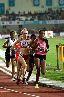 Alia Saeed Mohammed (hier als Führende in einem Rennen im Jahr 2017) schied als Zehnte des ersten Vorlaufs in 16:10,37&nbsp;min&nbsp;aus