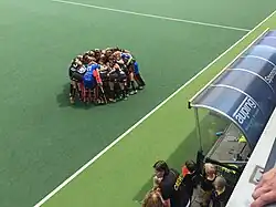 Bild einer Gruppe auf einem Spielfeld