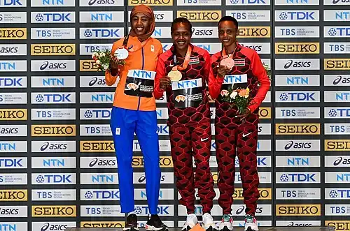 Die 5000-Meter-Medaillengewinnerinnen Sifan Hassan, Faith Kipyegon und Beatrice Chebet mit ihren Medaillen