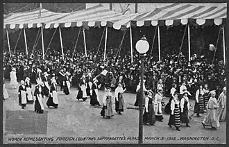 Frauen in ausländischen Trachten