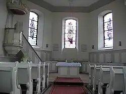 Innenansicht der ev. Kirche mit Pfarrstuhl und Presbytergestühl