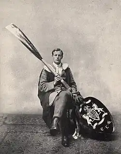 Bild von 1909: Mann hält den riesigen Wooden Spoon der University of Cambridge