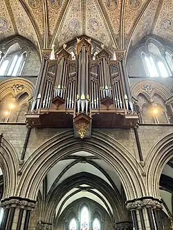 Blick auf eines der Gehäuse der 2008 erbauten Chororgel.