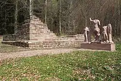 Wachturm&nbsp;Wp10/37 „Schneidershecke“; Turm&nbsp;B mit Nachbildung der Götterstatuen Salus, Mars und Victoria (Zustand: April 2010)