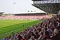 Rechts The Kop und links die Haupttribüne bei einem Spiel des AFC Wrexham (2007)