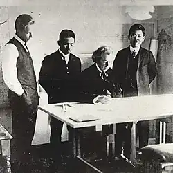 v.&nbsp;l.&nbsp;n.&nbsp;r.: John Lloyd Wright, Arata Endō, Frank Lloyd Wright und Aisaku Hayashi[Anm. 23]