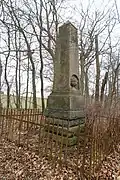 Gedenk-Obelisk im Park von Schloss Salzau