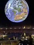 Blick auf die animierte Erdkugel bei der Ausstellung Wunder der Natur