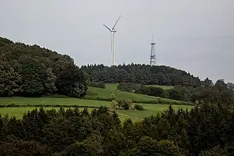 Windkraftanlage und Sender auf dem Winterberg