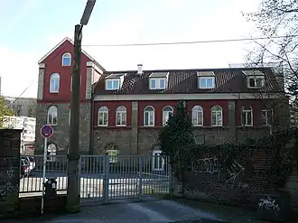 Bahnhofsgebäude von der Straße aus gesehen