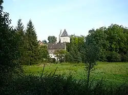 Feuchtwiese an der Düssel vor der Kulisse von Schöller mit Mühle u. Rittergut