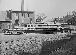 1903: Anlieferung des Wagens 36 per Eisenbahn-Tiefladewagen am Bahnhof Vohwinkel