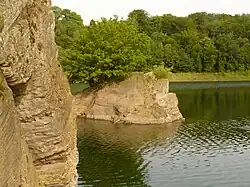 Die östliche Felswand des Bilsteins mit der Felseninsel im Hintergrund.