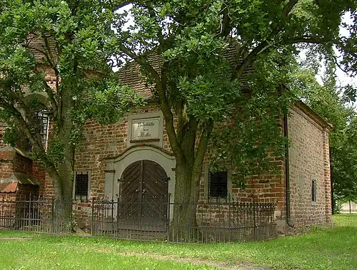 Ostgruft der Familie von Katte an der Kirche in Wust