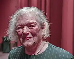 Pöttrich schaut in Kamera; Licht von oben scheint auf Motiv