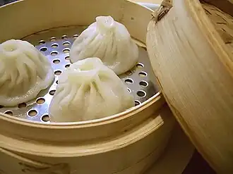 Dim-Sum-Gerichte[3] werden in Bambuskörben über einer heißen Dampfquelle in der Küche zubereitet