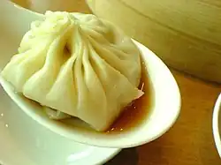 Xiaolongbao mit Dip auf einem Löffel