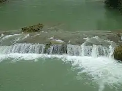 In der Nähe befindlicher Xiniutan-Wasserfall (犀牛潭瀑布).