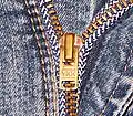 YKK-Reißverschluss an einer blauen Jeans