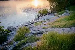 Der rosa Granit am Dneprufer der Ortschaft ist ein geologisches Naturdenkmal