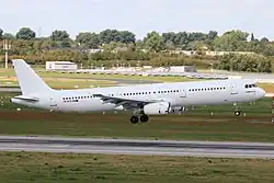 Airbus A321-200 von Just Us Air am Flughafen Düsseldorf, betrieben für TUIfly