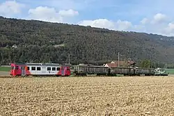 Be 4/4 2 der Travys mit aufgebockten Normalspur-Güterwagen bei Vuiteboeuf, 2009