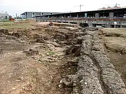 Rechts die nördliche Mauer der zentralen Empfangshalle, links die anschließende Thermenanlage