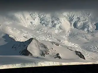 Blick von der Bransfieldstraße auf den Yambol Peak mit dem Tarnowo-Piedmont-Gletscher im Vordergrund