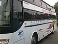 An Bussen in der VR&nbsp;China laufen Schrif­ten oft von der Front Richtung Heck. Also an der linken Wagenseite von links nach rechts. (korrekt: „…&nbsp;Foreign Affairs&nbsp;…“)