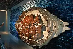 Yenikapı, Istanbul: Dekorativ inszenierte Fragmente eines antiken Holzbootes und von Tongefäßen