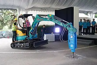 „Spatenstich“ mit schwerem Gerät bei der Singapur Management University (2014)